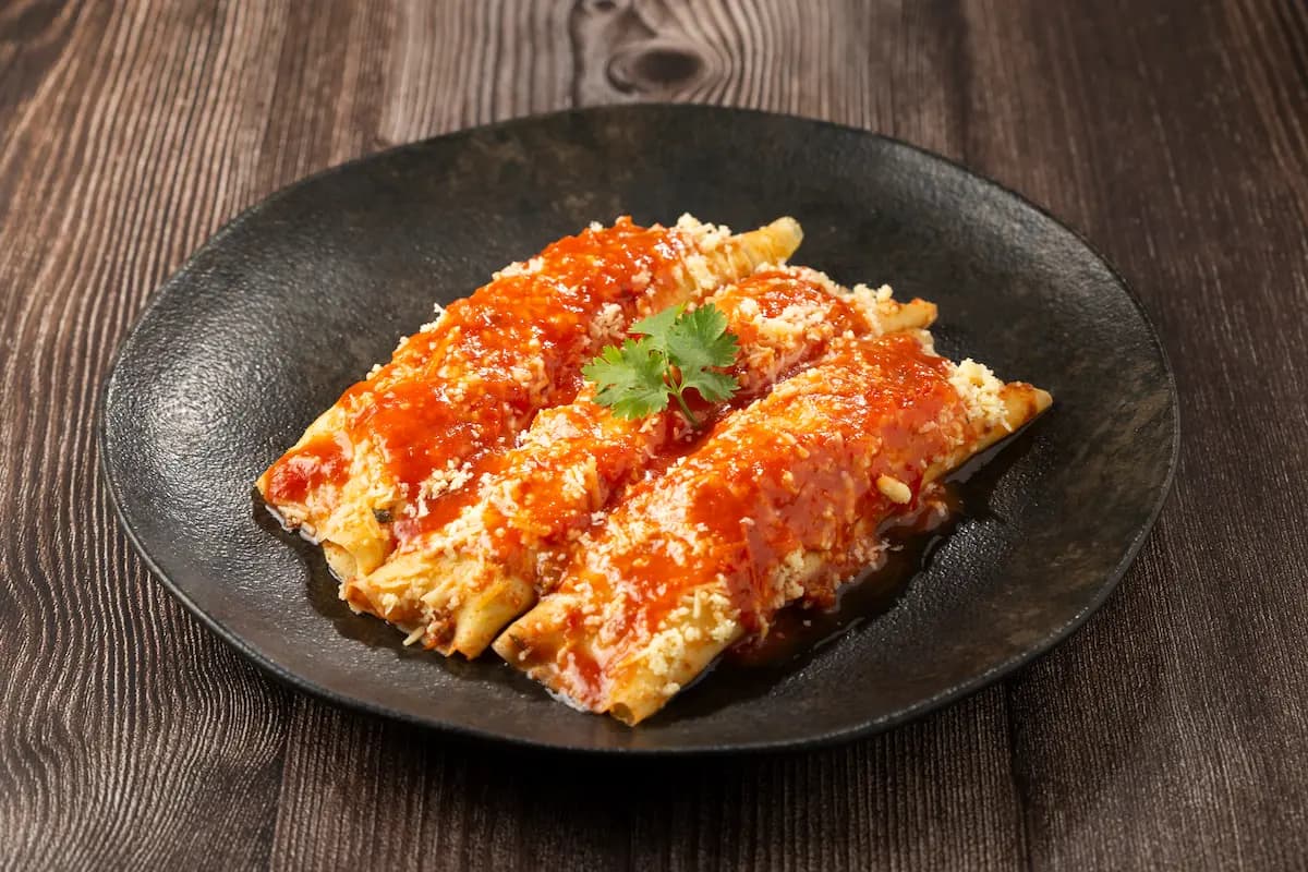 Panqueca de Carne Moída com Molho Cremoso e Gratinado