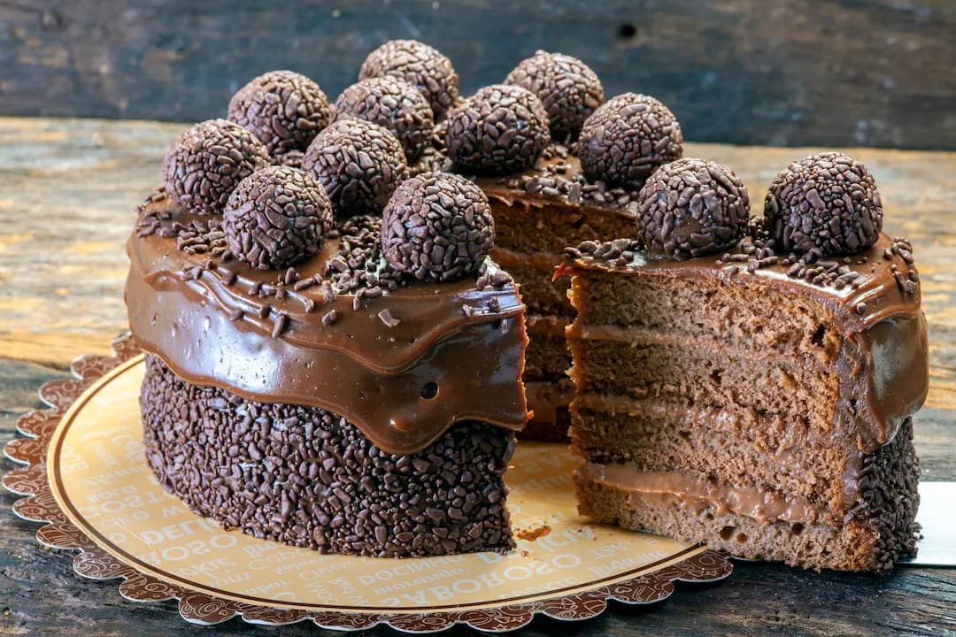 Bolo de Chocolate Fofinho com Cobertura de Brigadeiro